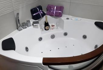 Skopje Lux Apartment With Jacuzzie in Flatiron has rooms with a private hot tub