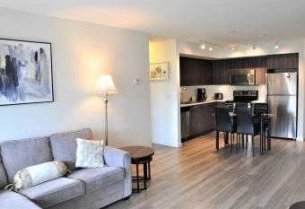 Okanagan Comfort Getaway has Balcony rooms