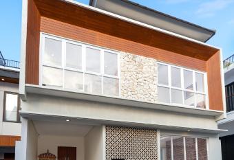 House of Tesha has rooms with a private hot tub