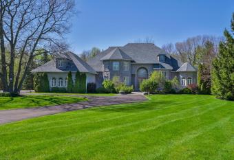 Executive Corporate Housing for Tourists/Newcomers has Balcony rooms
