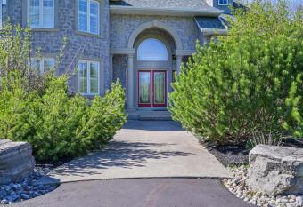 Executive Corporate Homestay for Tourists/Newcomers has Balcony rooms