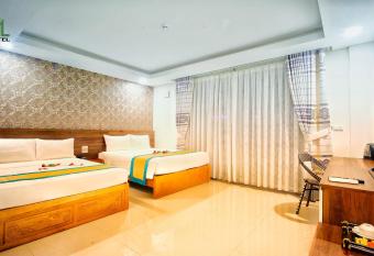 MAY HOTEL D    NG T   PH   QU   C has rooms with a private hot tub