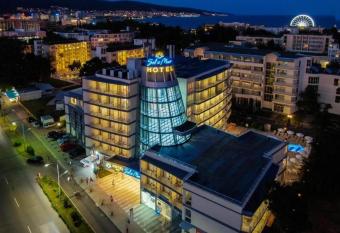 Sol e Mar allows 18 year olds to book a room