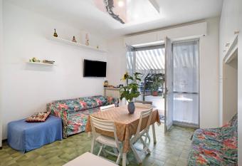 Perla Marina has Balcony rooms