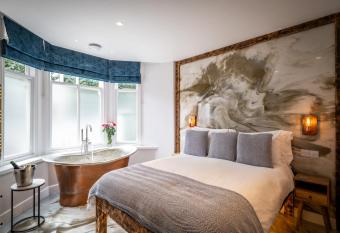 Icon - FREE off-site Health Club access with Pool, Sauna, Steam Room & Gym allows 18 year olds to book a room