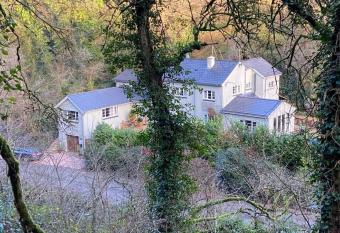Woodland Cottage in Fabulous South Devon Location has rooms with a private hot tub