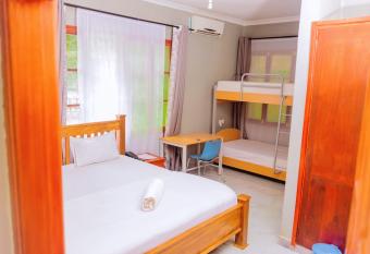 4LUXURY HOME allows 18 year olds to book a room