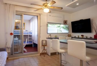 Studio proche des plages has Balcony rooms