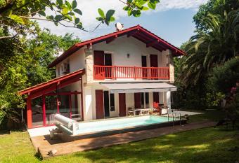 Chambre privative dans maison avec psicine allows 18 year olds to book a room