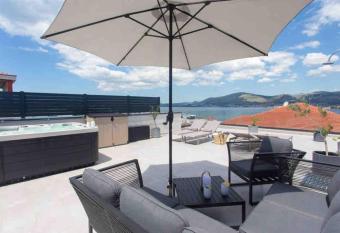 Apartment with pool and jacuzzi has rooms with a private hot tub