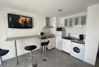 APPARTEMENT TYPE 2 NEUF +GRANDE TERRASSE has Balcony rooms