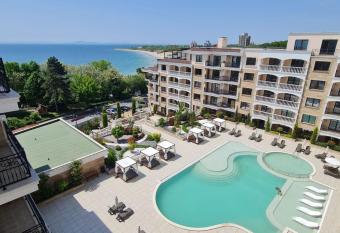 Valencia Gardens Terrace Apartments allows 18 year olds to book a room