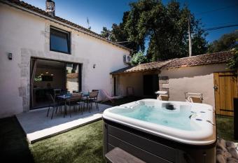 Charmante maison de village au c  ur de Saint-R  my has rooms with a private hot tub