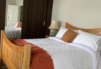 Adanhouse-stockland spacious 5 bedroom house sleeps 12 private garden allows 18 year olds to book a room