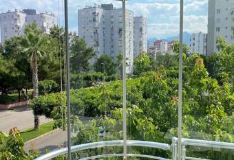 Denize 900 Metre 4+1 Dublex has rooms with a private hot tub