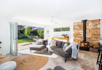 Bawley Point Oasis - Steps from Bawley Beach allows 18 year olds to book a room