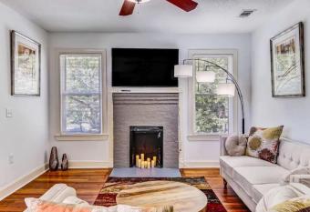 Luxury Historic Charm 1 mile to Forsyth Park has Balcony rooms