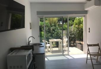 studio centre ville avec jardin has Balcony rooms