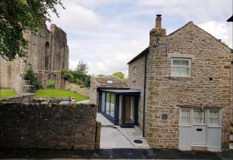 Stunning Barn, Bowes, Barnard Castle has Balcony rooms