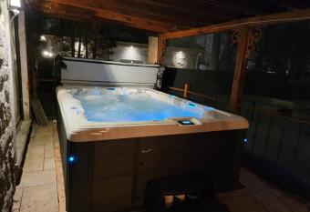 Amazing 8BR Suites Waterview House & SPA has rooms with a private hot tub