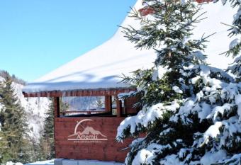 Vila Artemis has Balcony rooms