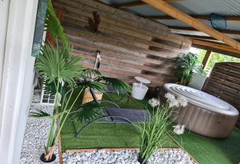 Petit paradis has rooms with a private hot tub