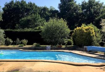 Jolie villa avec grande piscine et immense jardin has Balcony rooms