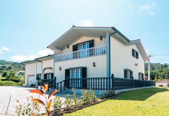 Casa Malheiro has rooms with a private hot tub