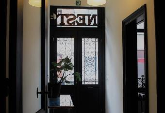 Huis Nest Logies allows 18 year olds to book a room