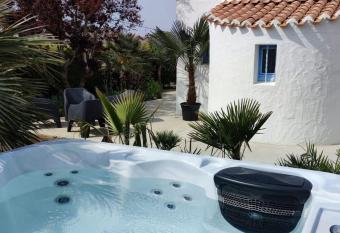 Jolie Villa    400m des plages de sable has rooms with a private hot tub