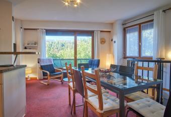 Le Vernon has Balcony rooms