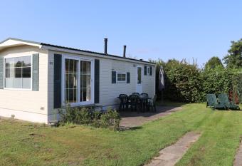 Chalet Recreatiepark Duinhoeve 1 has Balcony rooms