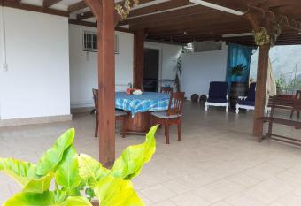 Spacieux T2 en rez-de-jardin avec grande terrasse allows 18 year olds to book a room