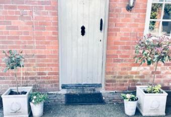 STABLE COTTAGE has Balcony rooms