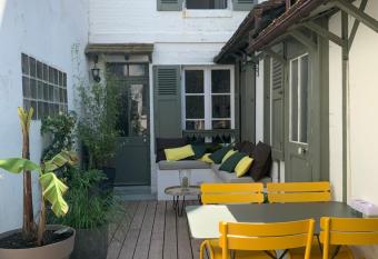 La Boh  me has Balcony rooms