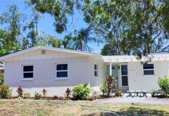 Minutes away from Clearwater beach has Balcony rooms
