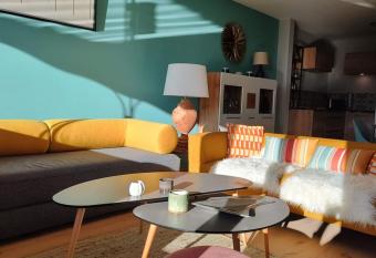 Magnifique appartement de 2,5pcs refait    neuf. has Balcony rooms