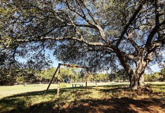 Shady Oaks Cottage: A Peaceful & Relaxing Getaway allows 18 year olds to book a room