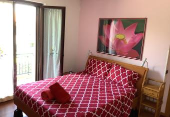 EDYSHOME has rooms with a private hot tub