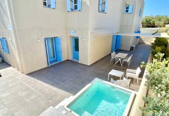 Sienna Eco Resort has rooms with a private hot tub