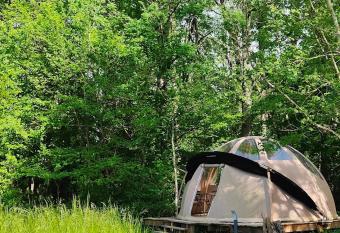 La ferme de Razay has rooms with a private hot tub