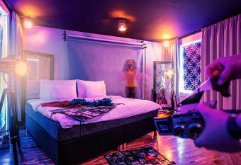 Anybody hotel allows 18 year olds to book a room