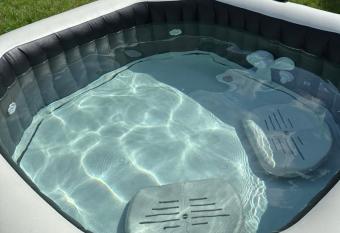 Traumhafte Haush  lfte mit Kamin, Garten & Whirlpool has rooms with a private hot tub