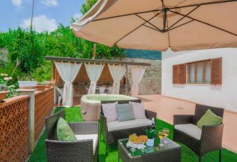 Maison Tuscany Jacuzzi, Netlflix and Free Parking near Forte dei Marmi has Balcony rooms