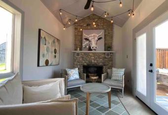 Thunderbird Farm has rooms with a private hot tub