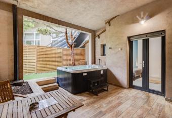 Aristide Bruant avec spa privatif has Balcony rooms