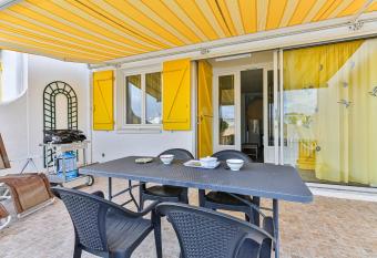 Les Gal  es 12 has Balcony rooms