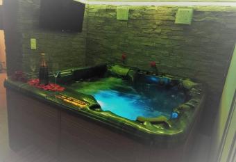superbe appartement de 50 m2 avec Jacuzzi allows 18 year olds to book a room