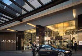 Sandton Apartment Davinci Penthouse Suites has rooms with a private hot tub