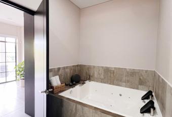 1714 Hotel Boutique Guatap   allows 18 year olds to book a room